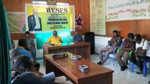 pua-Adam-Arisoy-saat-menyerahkan-bantuan-seds.jpg