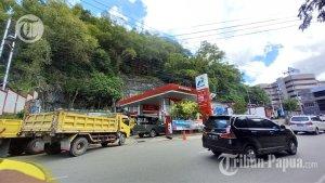 puluhan-truk-berkapsaitas-4-kubik-mengantre-panjang-di-spbu-nagoya.jpg