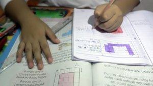 siswa-belajar-dari-rumah-didampingi-orangtua-selasa-3132020-1.jpg