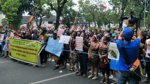 tolak-rasialisme-mahasiswa-papua-unjuk-rasa-di-depan-mabes-tni-ad.jpg