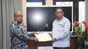 upati-Jayapura-Yunus-Wonda-saat-menyerahkan-sur.jpg