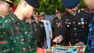 wadanyon-b-pelopor-brimob-polda-papua-memotong-kue-untuk-tni.jpg