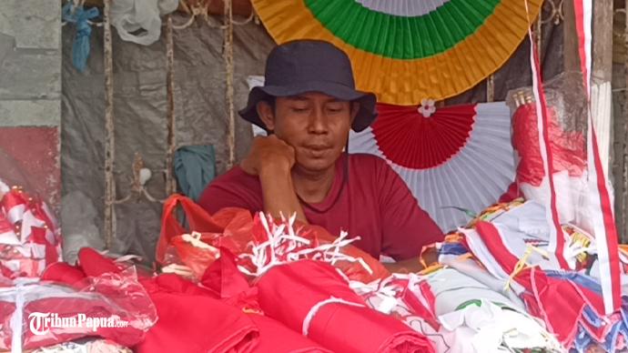 02082024-Pedagang_Bendera_Merah_Putih_di_Timika.jpg