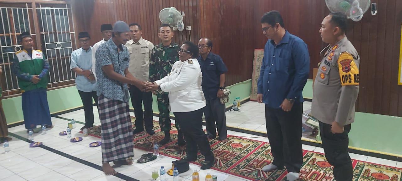 Wujud Kepedulian, Ribka Haluk Serahkan Bantuan Rp 520 Juta bagi Korban Kebakaran di Jayanti Nabire