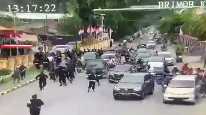 Buntut Penangkapan Lukas Enembe,Massa Serang Markas Brimob Jayapura:Terdengar 4x Letusan Senjata Api