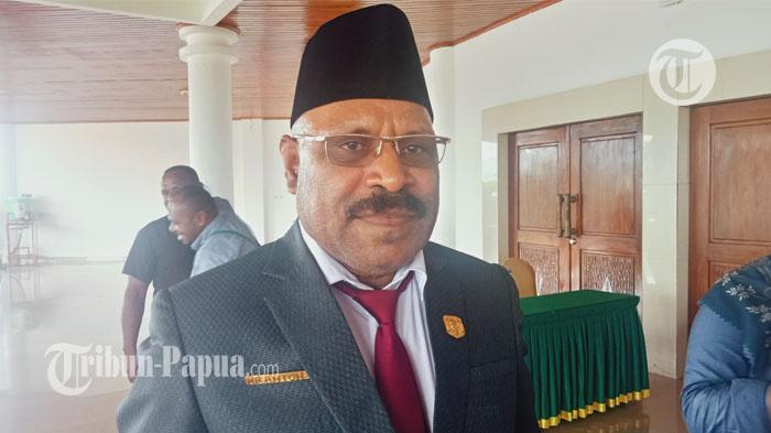 13-Ketua-DPRD-Kabupaten-Mimika-Anton-Bukaleng.jpg