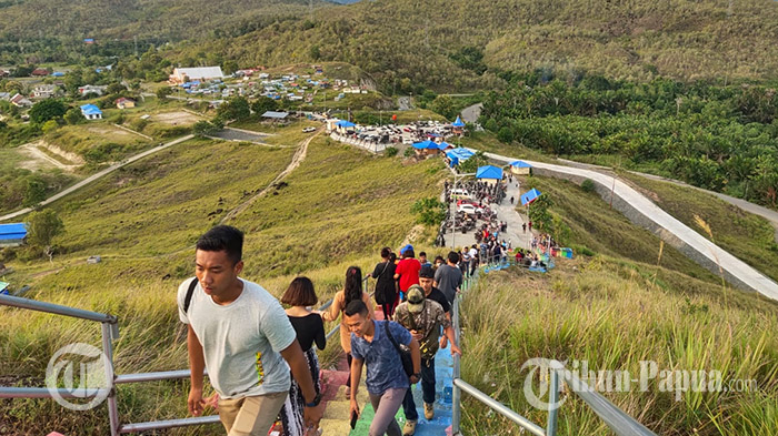 Sampah Plastik Berserakan di Spot Wisata Bukit Tungkuwiri, Wisatawan : Minim Tempat Sampah