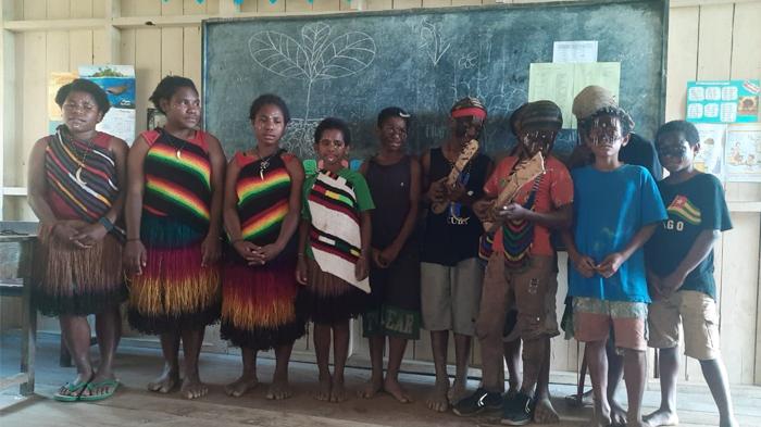 13052022-pakaian_adat_papua.jpg