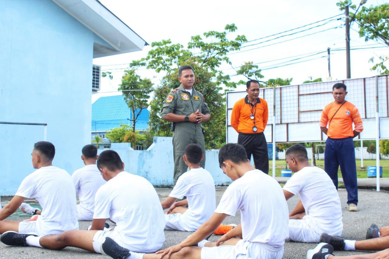 Danlanud Timika Beri Motivasi Kepada 15 Casis Bintara Saat Menjalani Tes Samapta