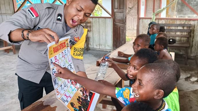 10 Anak di Kampung Delpel Nduga Dapat Pelayanan Pendidikan dari Si-Ipar