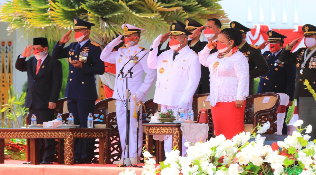 Baru Lepas Selang Infus, Gubernur Papua Berdiri Tegak Pimpin Upacara HUT RI
