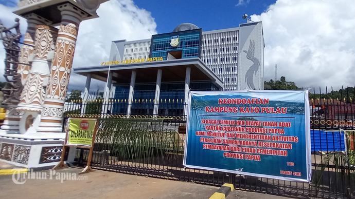 18092023-kantor_gubernur_Papua_dipalang-1.jpg