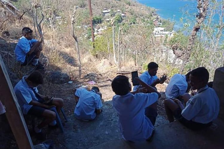 Sedang Erupsi Gunung Ile Lewotolok Jadi Tempat Favorit Siswa SMP di NTT untuk Ujian Online