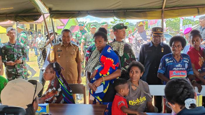 Momen Pasar Murah dan Pengobatan Massal di Distrik Airu, Triwarno Serahkan Bantuan Ini