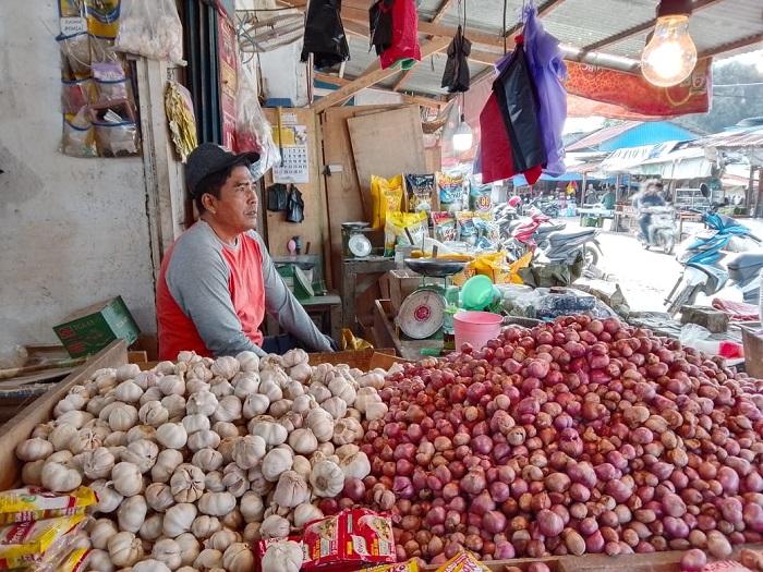 Harga Bawang Merah dan Putih di Pasar Youtefa Abepura Stabil, Pedagang: Semoga Berlanjut!