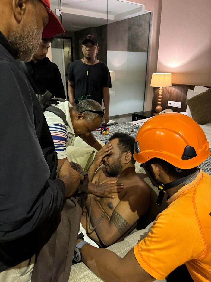 Aksi Heroik Tim SAR Selamatkan Korban Percobaan Bunuh Diri dari Lantai 8 Sebuah Hotel di Abepura