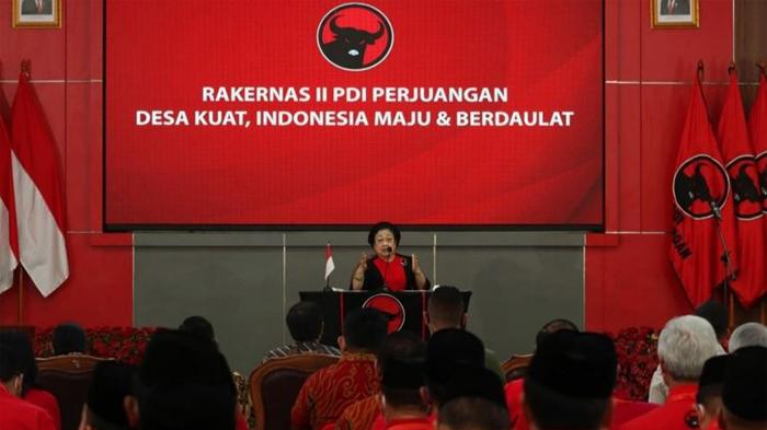 Teriakan Merdeka Mengudara Saat 2 Sosok Ini Bersalaman di Rakernas PDI-P