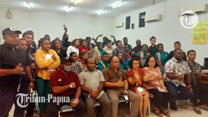 Ini Pesan Tim Monev YPMAK Saat Berdialog Bersama Peserta Beasiswa YPMAK di Surabaya