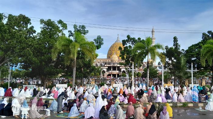 Mengais Rejeki Saat Salat Ied, Eligius: Modal Koran Bekas