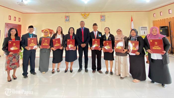 MEMBANGGAKAN! 11 Guru di Merauke Dapat Penghargaan dari Presiden Jokowi, Ini Sosoknya!