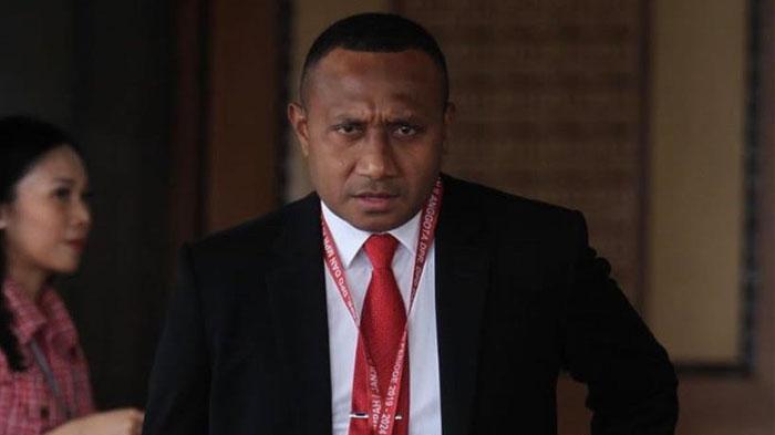 24-Manajer-Persipura-Jayapura-Yan-Permenas-Mandenas.jpg