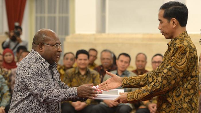 25042022-lukas_enembe_dan_jokowi.jpg