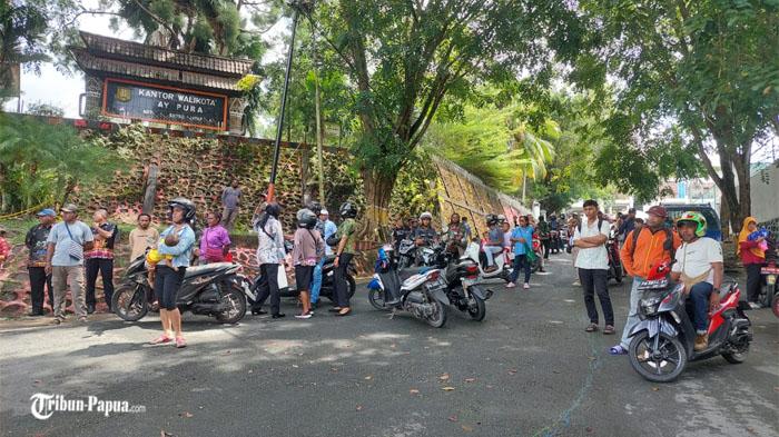 27062024-Kantor_Wali_Kota_Jayapura_Digeruduk_Massa-2.jpg