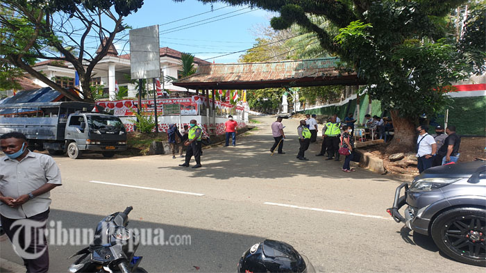 30082021-aksi-massa-vixtor-yeimo-berbuntut-kemacetan-lalu-lintas.jpg