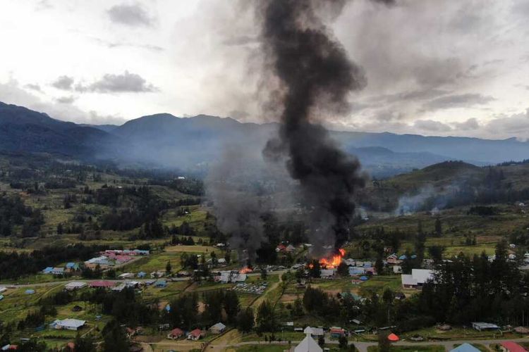 BREAKING NEWS: KKB Serang Aparat dan Bakar 16 Rumah Warga di Puncak Papua