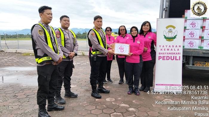 Polres Mimika dan Bhayangkari Ulurkan Tangan untuk Korban Kerusuhan Puncak Jaya