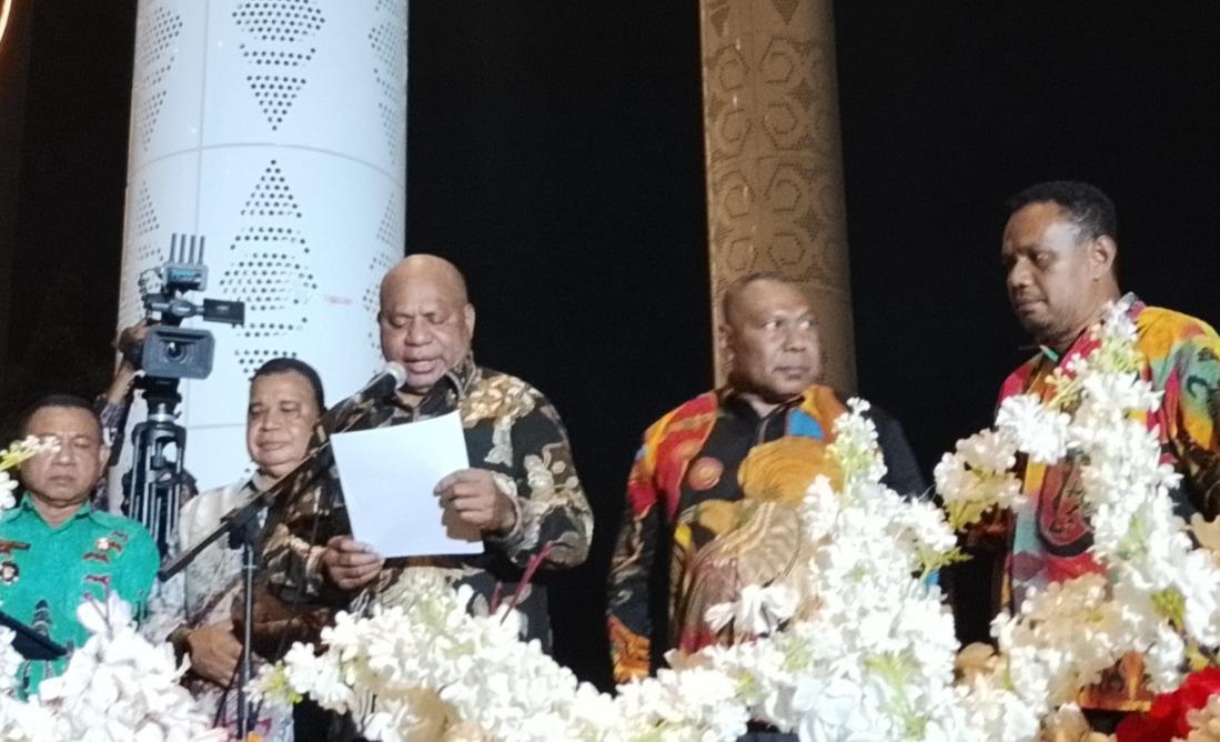 A-RAKYAT-Gubernur-Papua-Mathius-Fakhiri.jpg