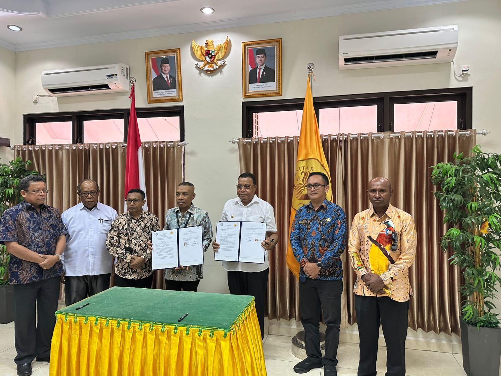 AMA-Bupati-Kepulauan-Yapen-Benyamin.jpg