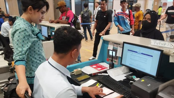 Aktivitas-di-ruang-check-in-Bandara-Sentani-Kamis-942026.jpg