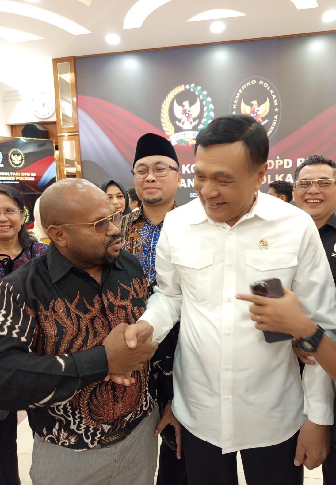 Anggota-DPD-RI-asal-Papua-Pegun.jpg