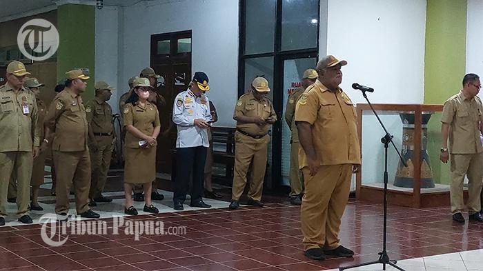 Asisten-I-Kota-Jayapura-Evert-Meraudje-ketika.jpg