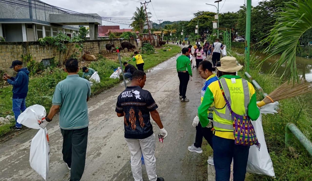 Peringati Hari Lingkungan Hidup, Astra Motor Papua Bersih-bersih Kali Acai Kota Jayapura