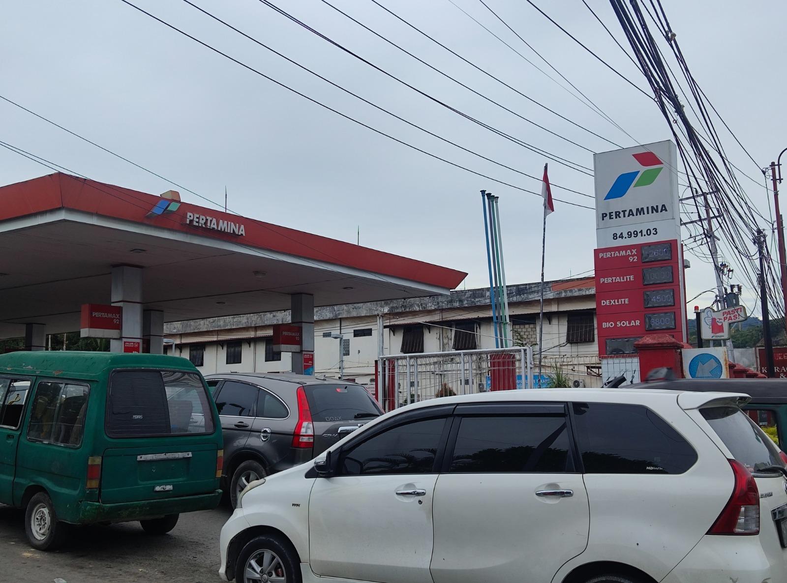 Antrean Kendaraan Mengular di SPBU Entrop, Harga BBM di Jayapura Belum Naik