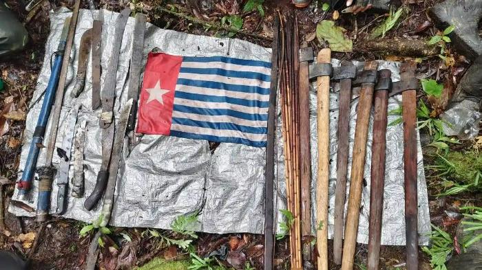 Barang-bukti-yang-disita-oleh-TNI-di-markas-OPM-Kodap-IIINdugama.jpg