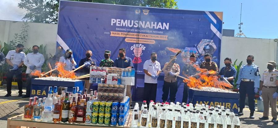 Bea-Cukai-Jayapura-musnahkan-12-ribu-rokok.jpg