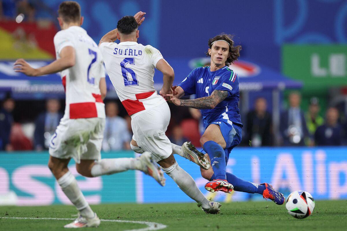 Bek-Italia-Riccardo-Calafiori-memberikan-umpan-kepada-peny.jpg