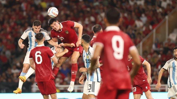 Bek-Timnas-Indonesia-Elkan-Baggot-berduel-bola-atas-dengan-pemain-Argentina.jpg