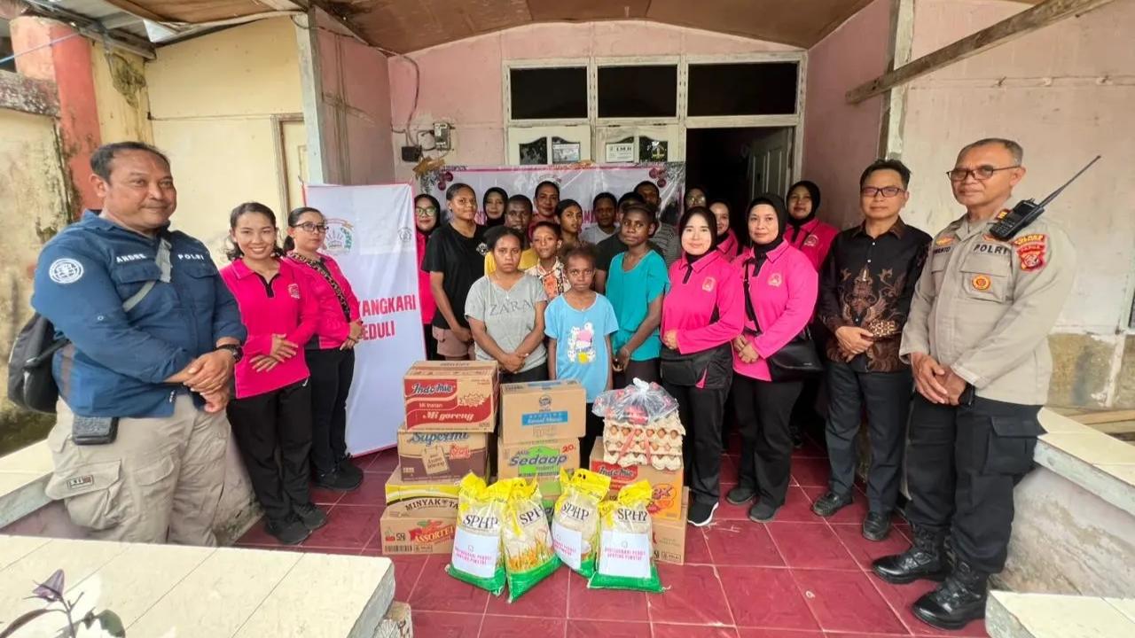 Bhayangkari-Pimstaf-Merauke-Gelar-Baksos-dan-Bansos-Sambut-Natal-2025-serta-Tahun-Baru-2026.jpg