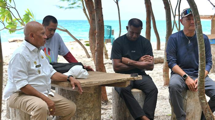 Bupati-Biak-Numfor-Markus-Mansnembra-gelar-pertemuan-dengan-Pokdarwis-Pulau-Runi.jpg