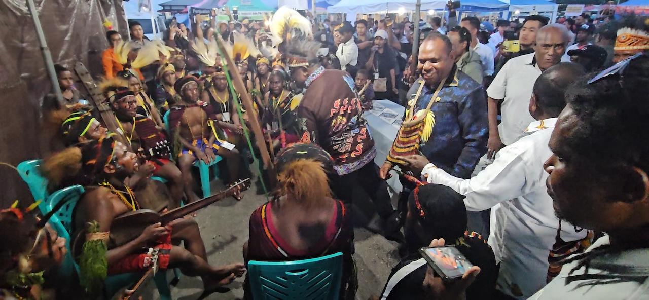 Bupati-Intan-Jaya-di-Festival.jpg