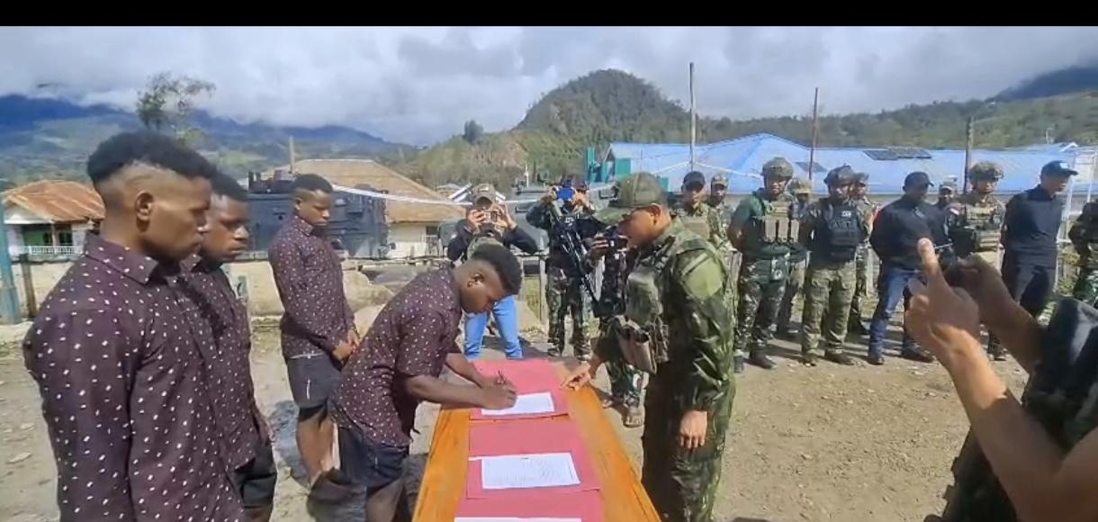 Empat Anggota KKB Kodap III Sinak Nyatakan Ikrar Setia kepada NKRI di Puncak, Papua Tengah