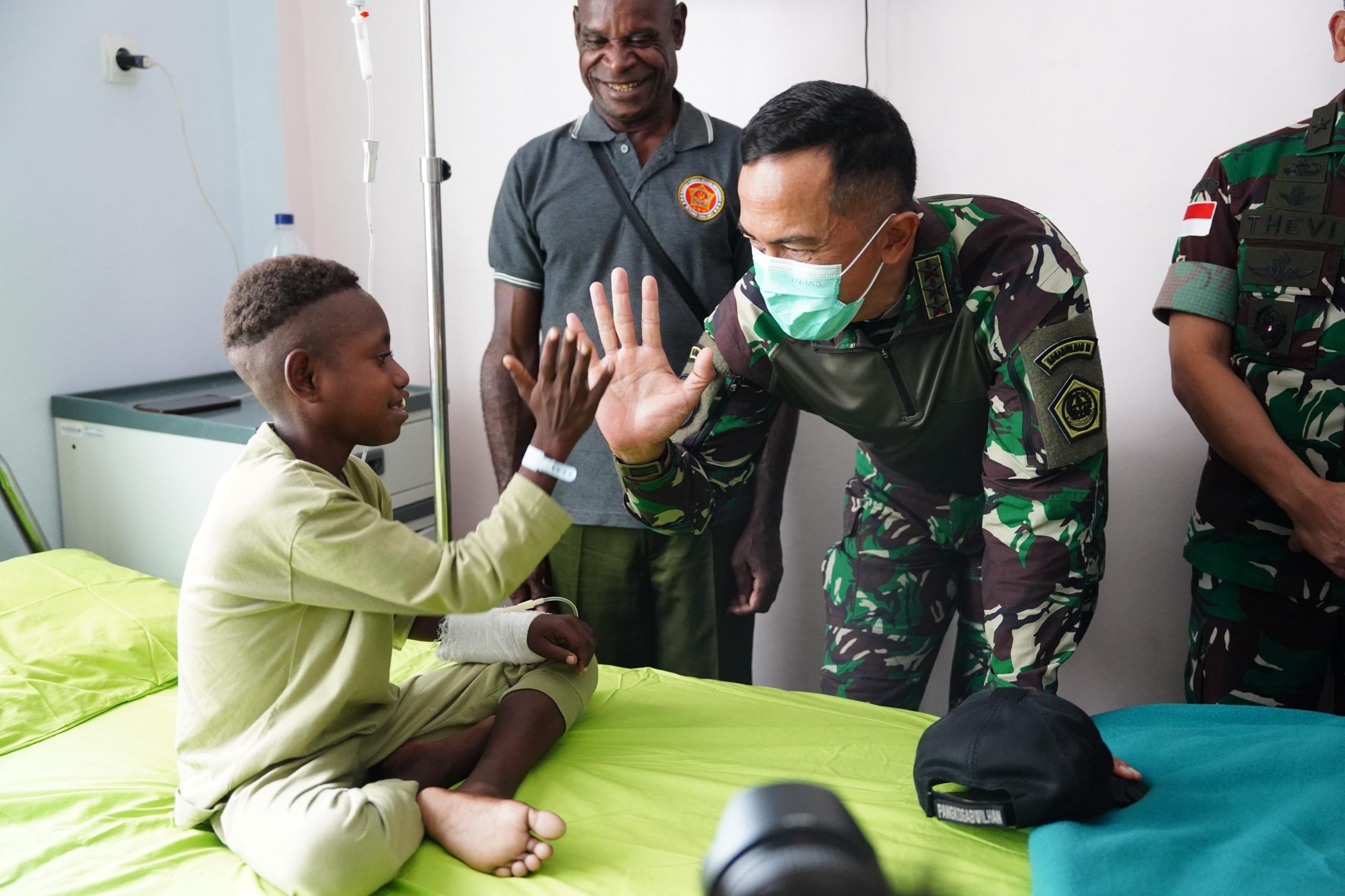 Kogabwilhan III Gelar Operasi Bibir Sumbing Gratis, Puluhan Anak Papua Kembali Tersenyum