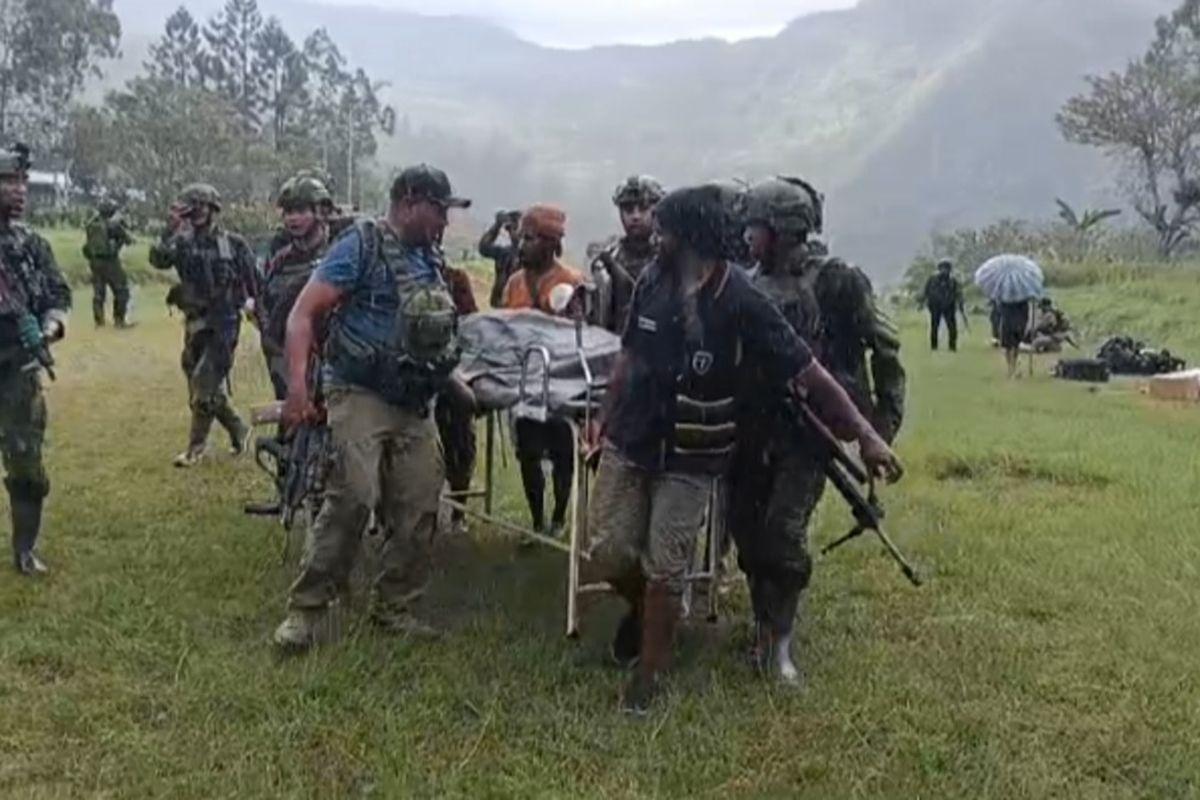 EVAKUASI-KORBAN-KKB-Aparat-gabungan-TNI-Polr.jpg