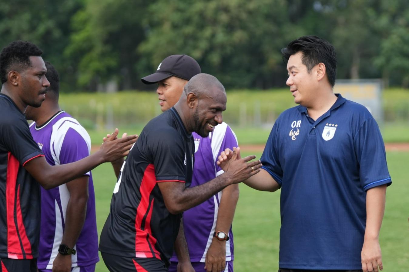 EY-PERSIPURA-Manajer-Persipura-Jayapura-Owen-Rah.jpg