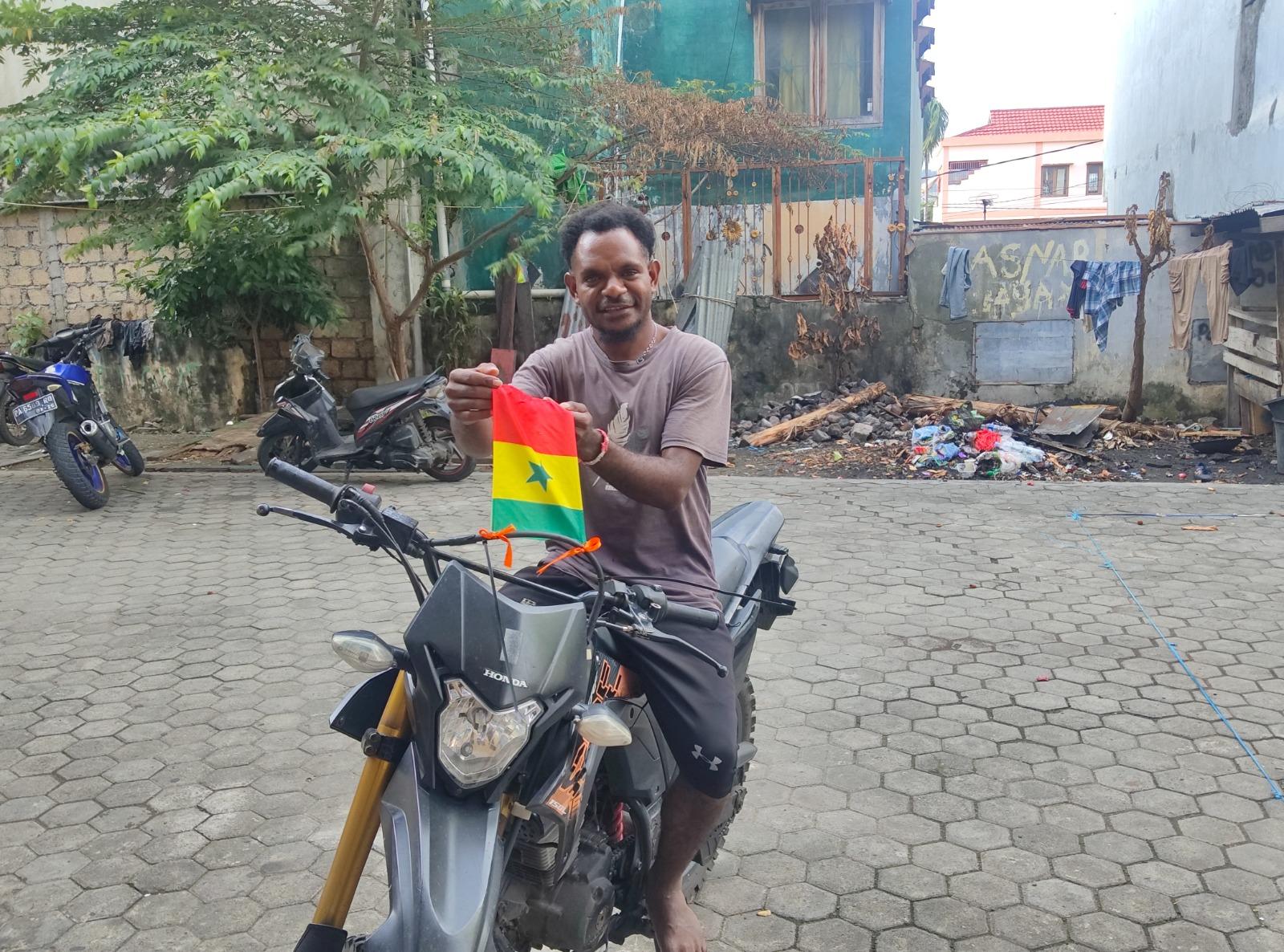 Emanuel-Magai-pendukung-Timnas-Senegal-di-Jayapura-menuns.jpg