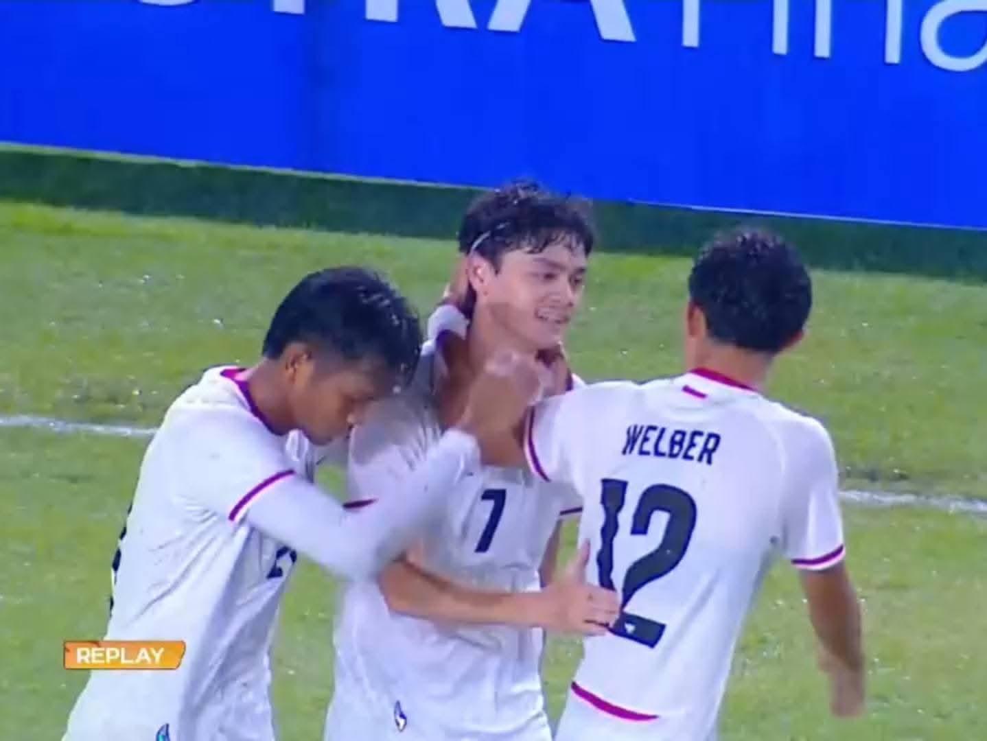 FF-Reno-Salampessy-merayakan-gol-bersama.jpg